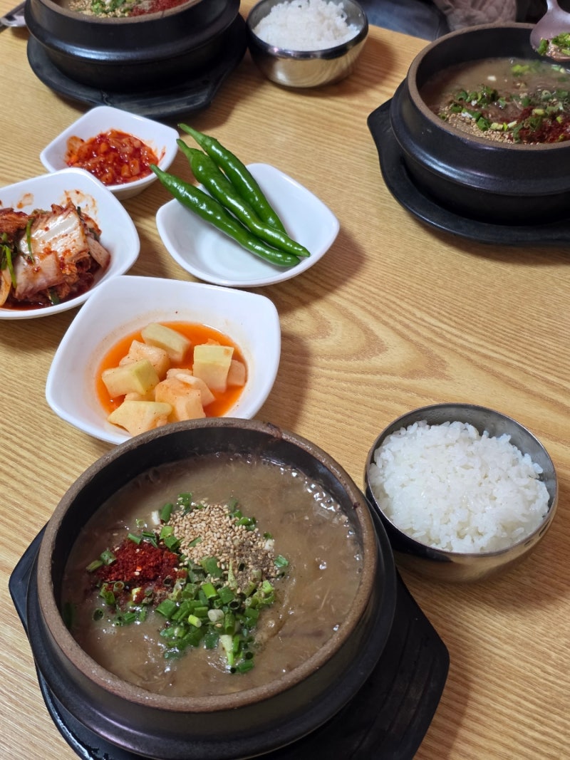 항상 붐비는 제주 고사리 해장국 맛집 우진해장국 - 본관과 별관에서 모두 대기표를 받으세....