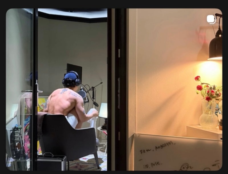 코드쿤스트 작업 상의 탈의하고 광배근 과시해 프로필 나이