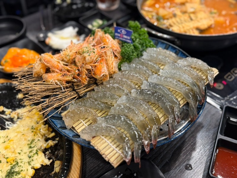 범계 삼부자활어포차 생새우회 소금김밥 날치알 불닭마요소스 까지 !