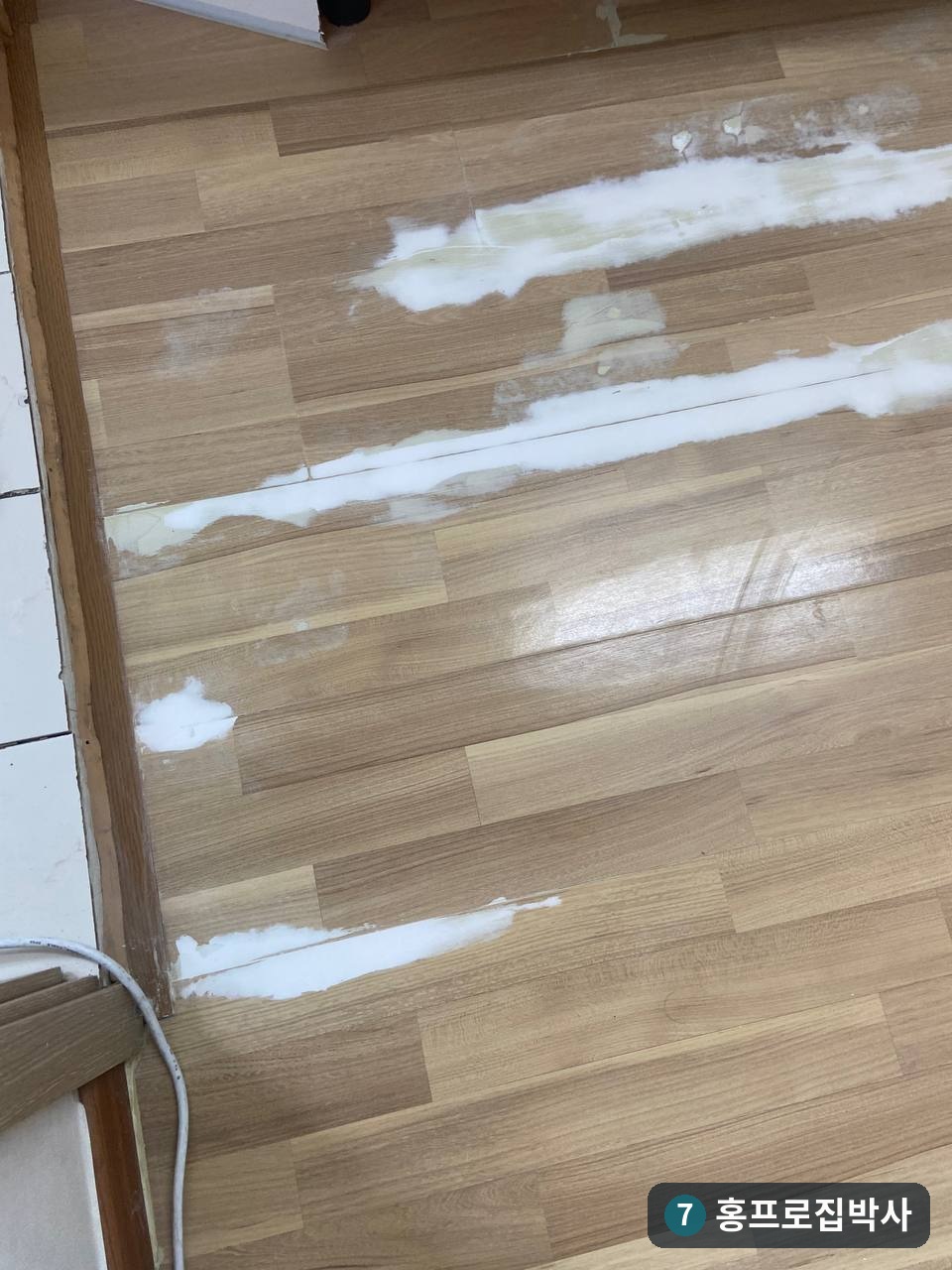 서울 용산구 싱크대 누수로 벌어진 강화마루, 시트지 보수 실제 사례