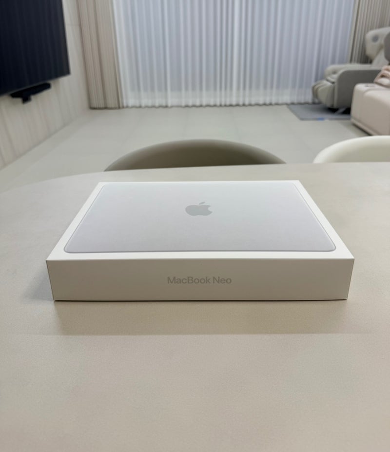 애플 맥북 네오 실버 후기 MacBook Neo 깔끔한 디자인과 감성이 돋보이는 노트북