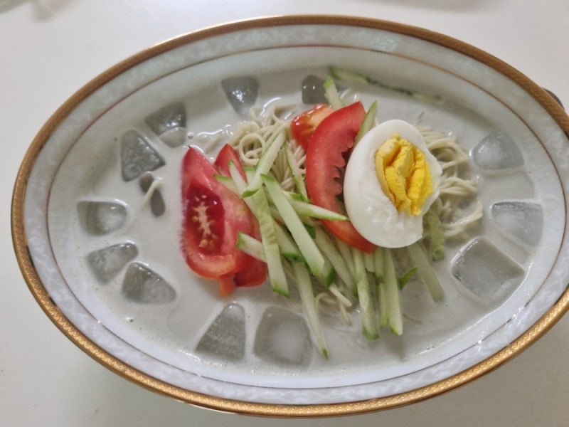 더운 요즘 즐겨 먹는 콩국수