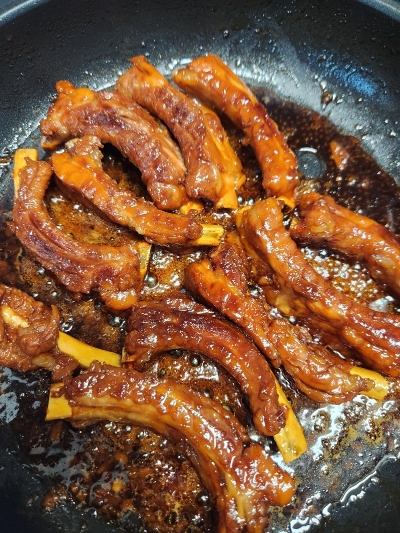 아이들이 먼저 찾는 저녁메뉴! 실패 없이 대성공한 단짠 등갈비 간장조림 레시피