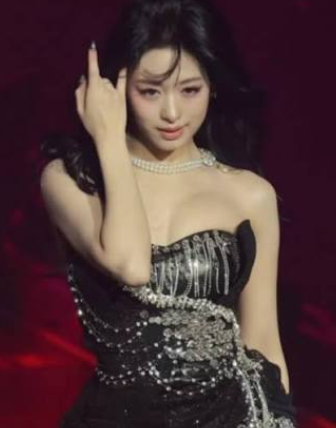 베이비몬스터 아현 무대 의상 논란, 공연 중 흘러내리자 팬들 우려