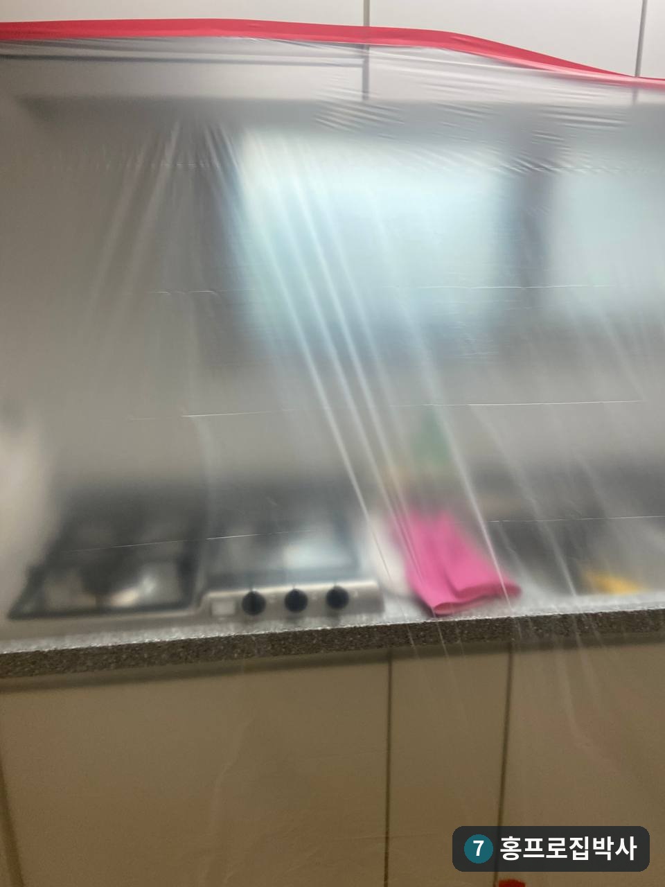 서울 용산구 싱크대 누수로 벌어진 강화마루, 시트지 보수 실제 사례