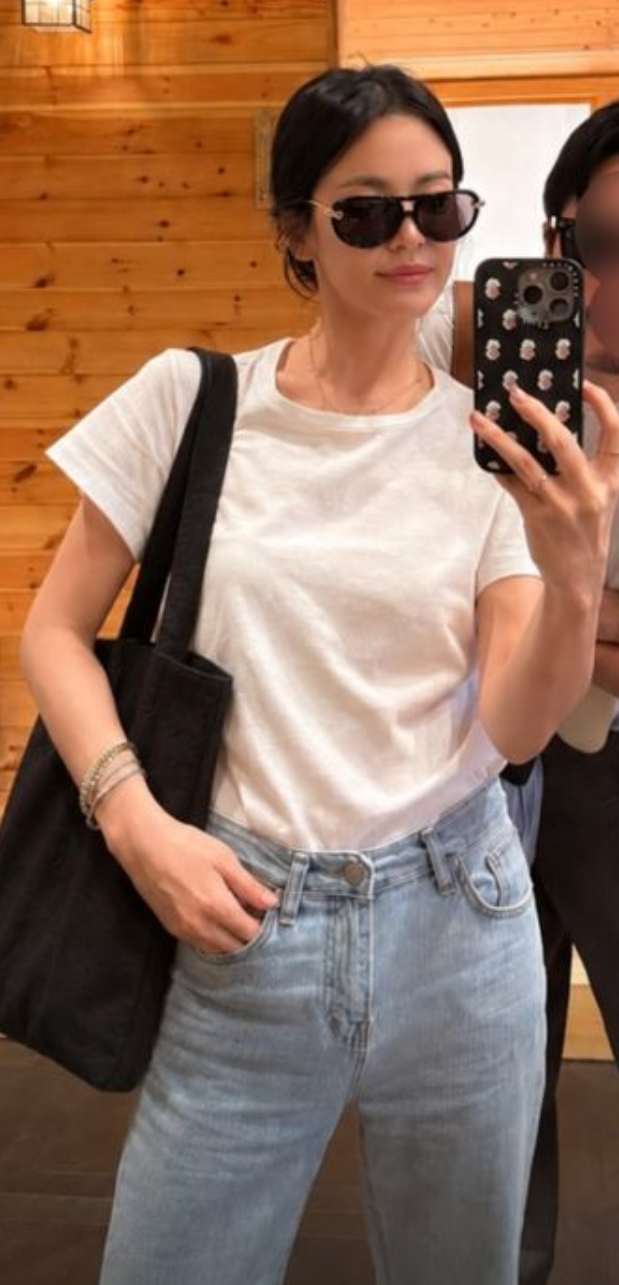 송혜교, 흰 티에 청바지 독보적 분위기 14년 소속사 떠난 뒤 전한 근황
