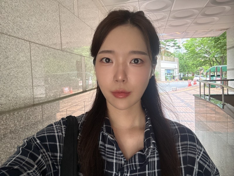 맥 MAC 러스터글래스 립스틱 허그미 여쿨라 발색 후기