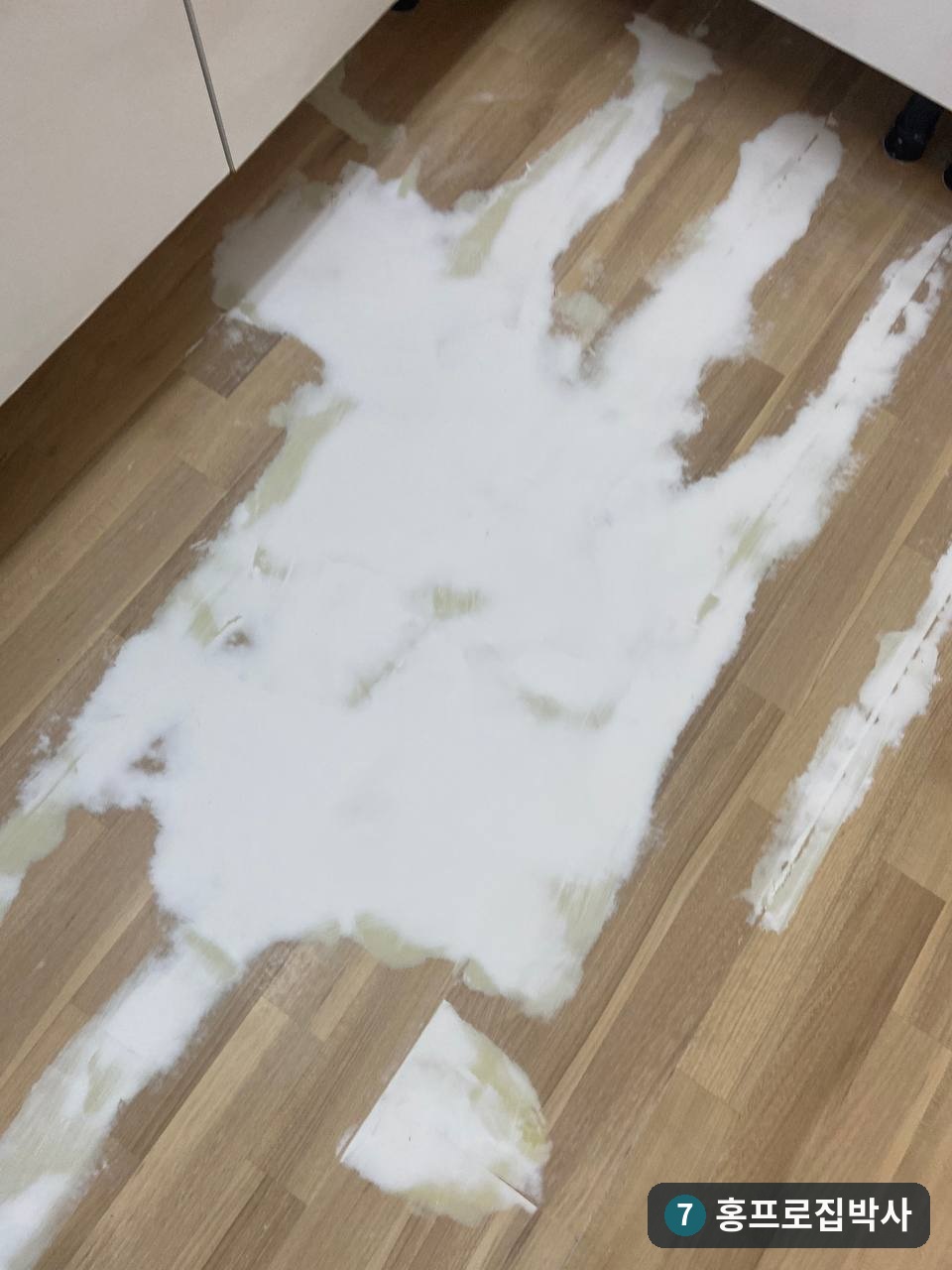서울 용산구 싱크대 누수로 벌어진 강화마루, 시트지 보수 실제 사례