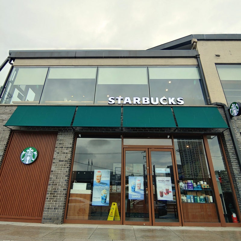 Sokcho Express Bus Terminal Cafe: Starbucks Sokcho Terminal Branch, How the Lotte Ria Spot Has Changed