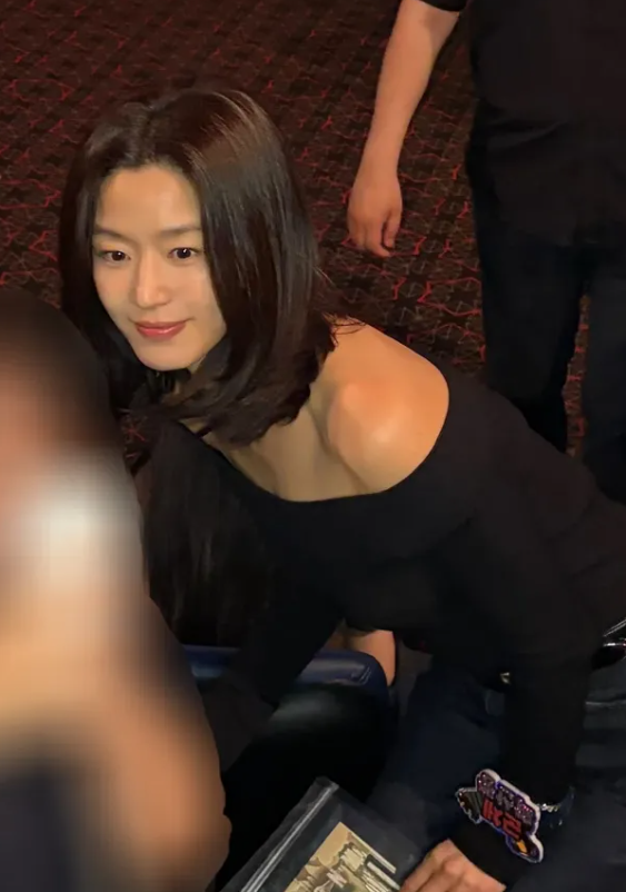 전지현 중단발 레이어드컷 패션, 머리만 바꿨는데 10년 어려보이는 이유?
