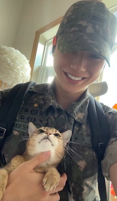 강다니엘 군복 근황, 분대장 이후 더 또렷해진 분위기 포인트