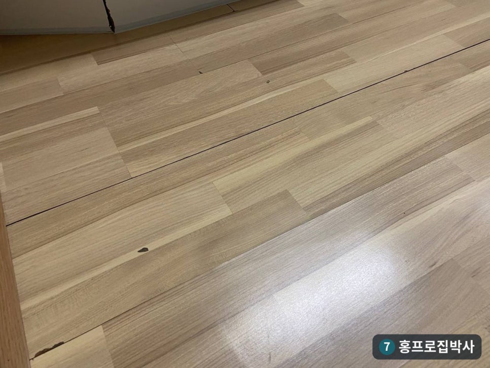 서울 용산구 싱크대 누수로 벌어진 강화마루, 시트지 보수 실제 사례