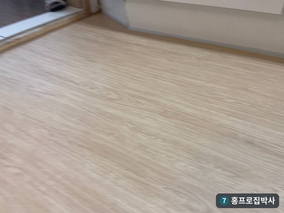 서울 용산구 싱크대 누수로 벌어진 강화마루, 시트지 보수 실제 사례