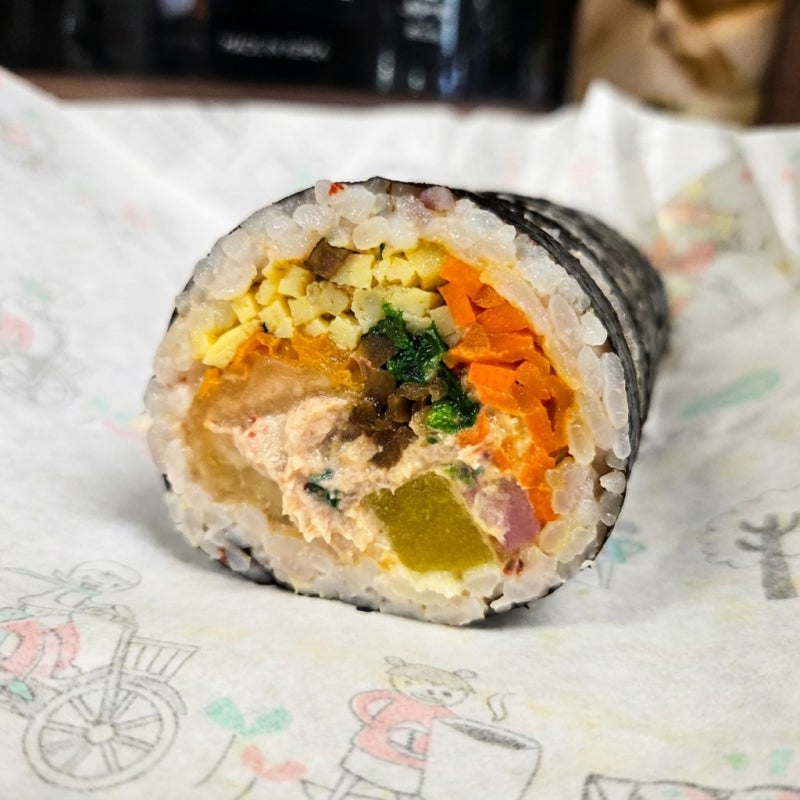 남은 김밥 보관법, 다음 날 먹어도 될까? 냉장 보관 기간과 맛있게 데우는 방법