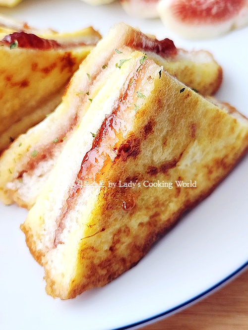 잼프렌치토스트 시럽이 필요없어요! 잼을 발라서 구운 프렌치토스트