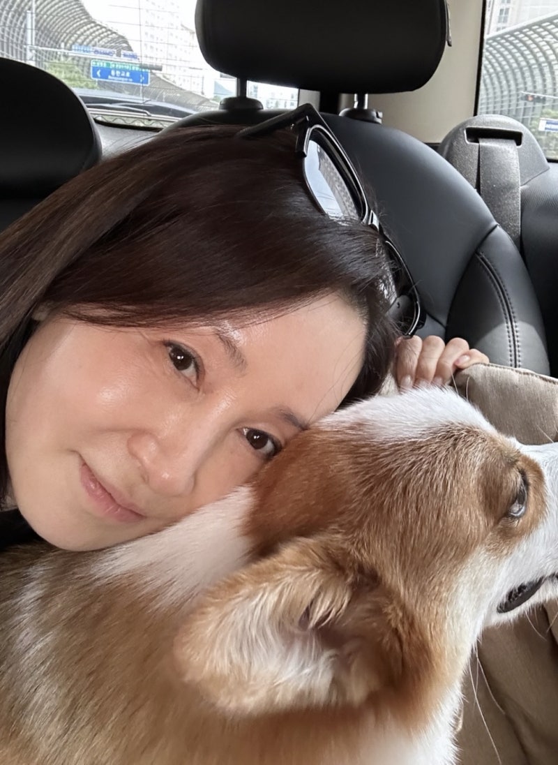 전인화, 민낯 근황..잡티 하나 없는 초근접 셀카보다 나이를 숨기지 않는 태도가 먼저 읽혔다
