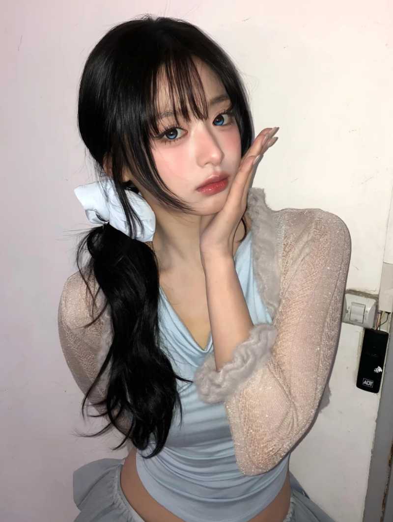 “춤출수록 끈 없는 상의가 내려갔다” 베이비몬스터 아현, 무대 내내 의상 신경 쓴 모습