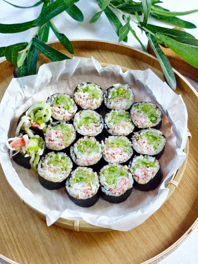 재료 2가지, 불 없이 만들고 살도 빠지는? 여름 다이어트 김밥! "오이 크래미 김밥" 레시피