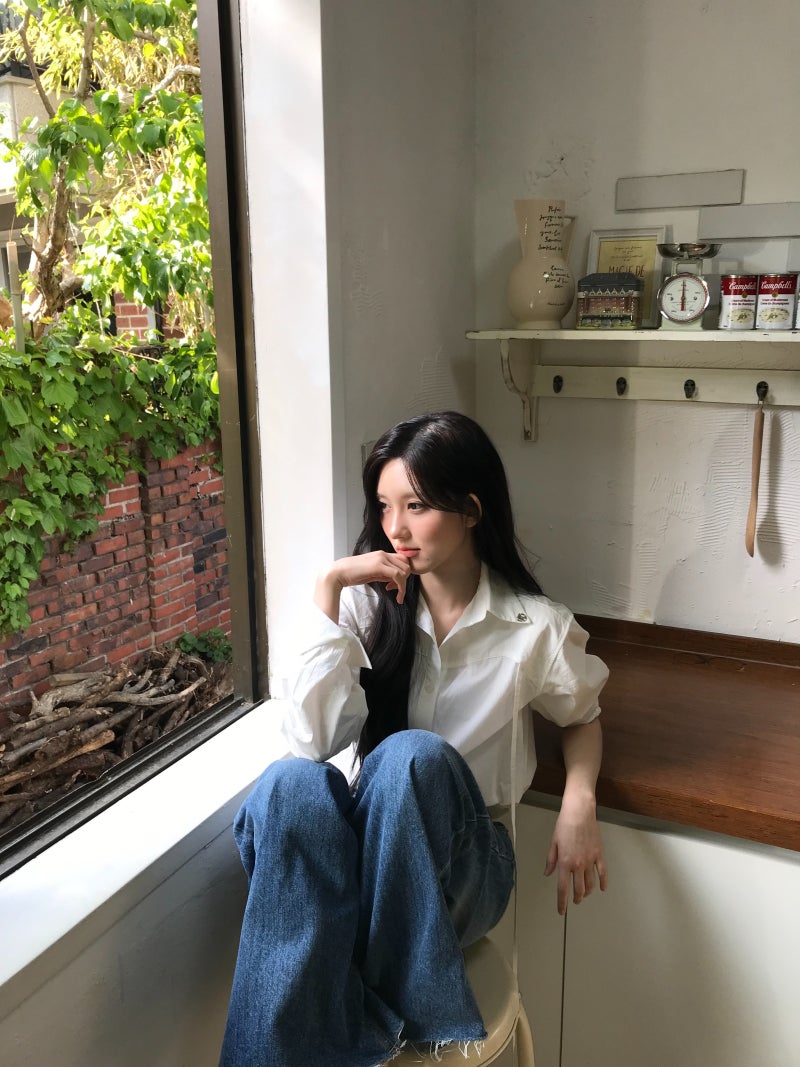 What Was IVE Gaeul Holding? Her White Shirt and Jeans Looked Like a Photoshoot