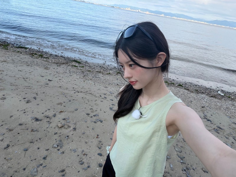 260727 아일릿 민주 나시 정보 | 로우클래식 시어 슬리브리스 블라우스