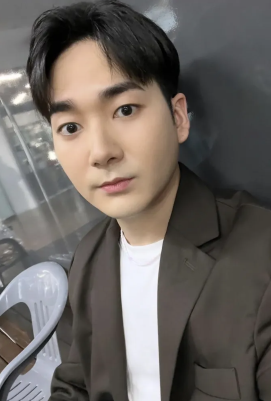 “잘나가는 아이돌이었는데…” 9to6 출근 중이라는 뉴이스트 출신 아론 근황.jp