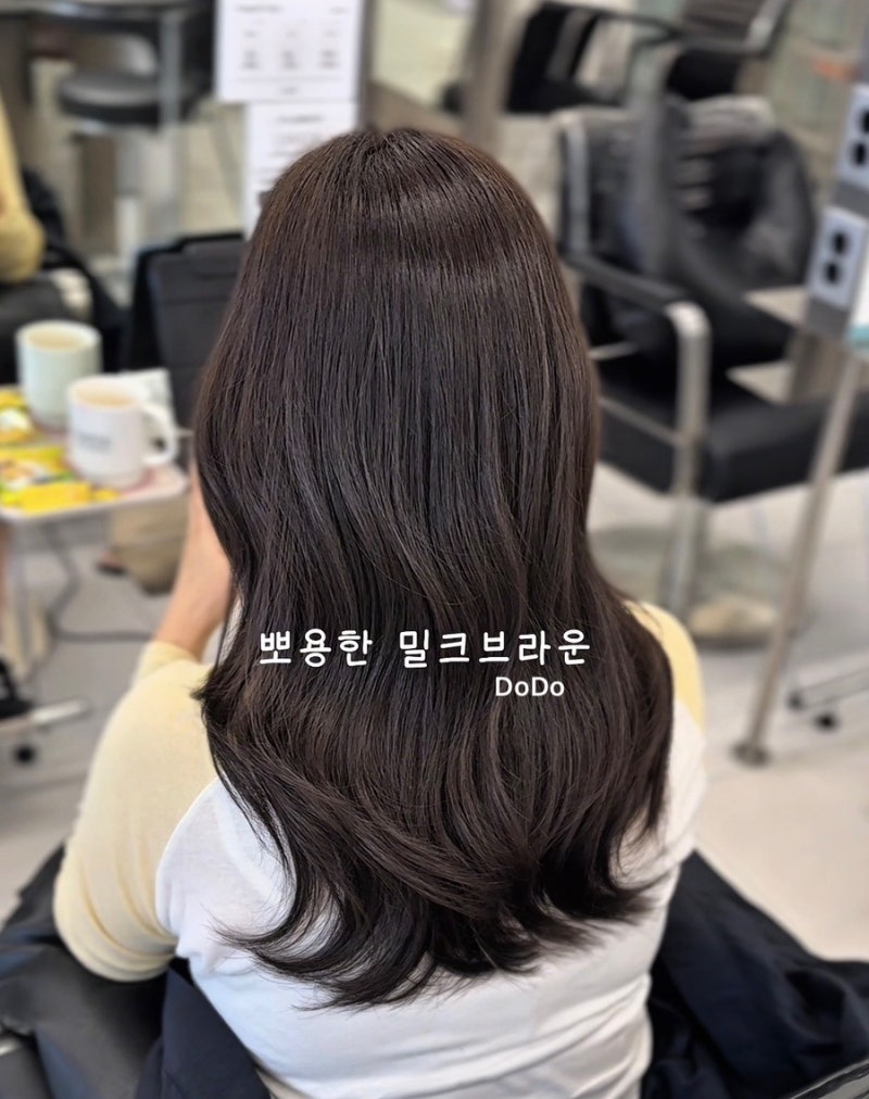 민트 염색약으로 완성한 뽀용한 밀크브라운! 탈색 없이 가능한 부드러운 브라운 컬러