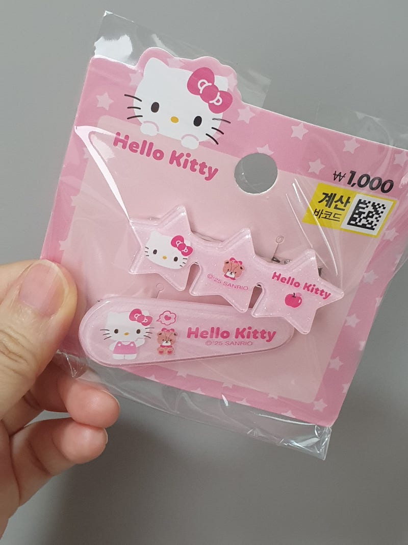 다이소 헬로키티 콜라보 신상 후기! 집게핀·키링·파우치까지 산리오 굿즈 총정리