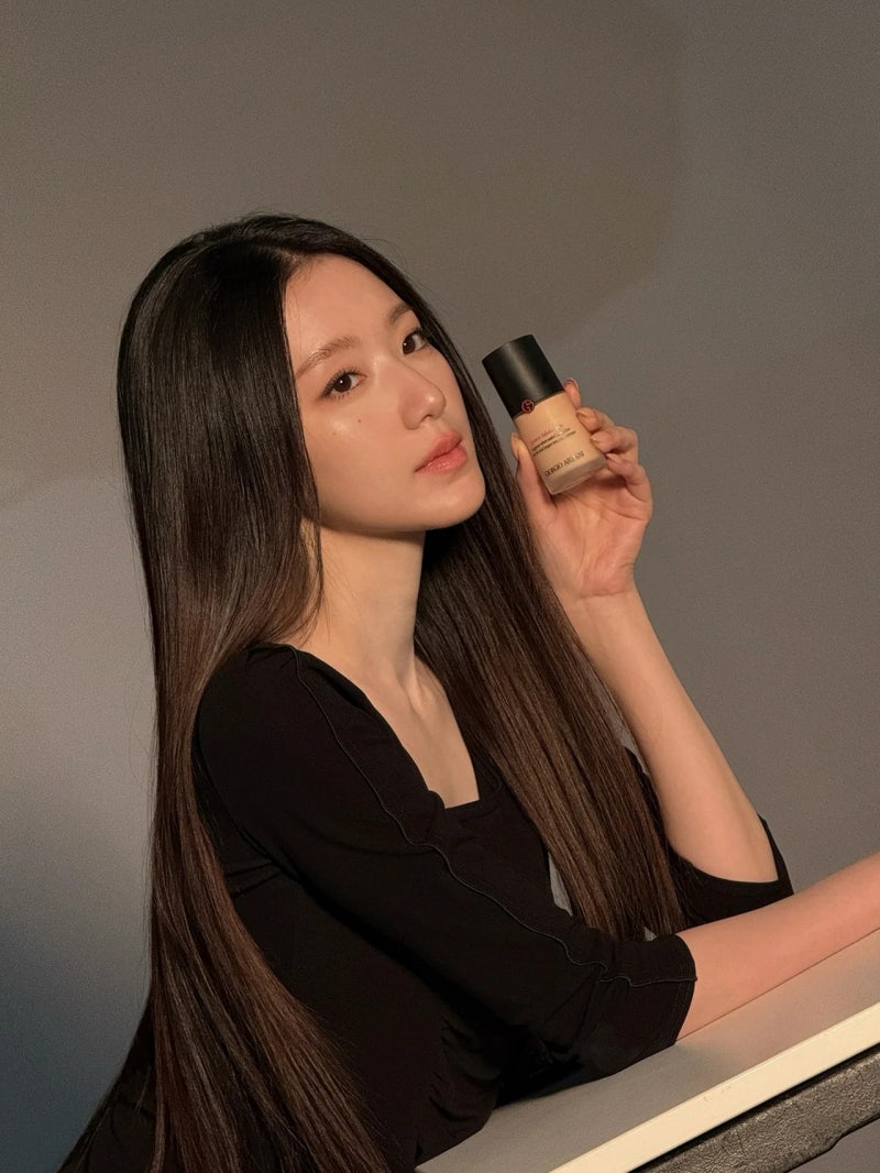 “화이트 수트 찢고 나온 냉미녀” 슈화, 아르마니 뷰티 홀린 ‘극강의 투명도’ | K스타패션