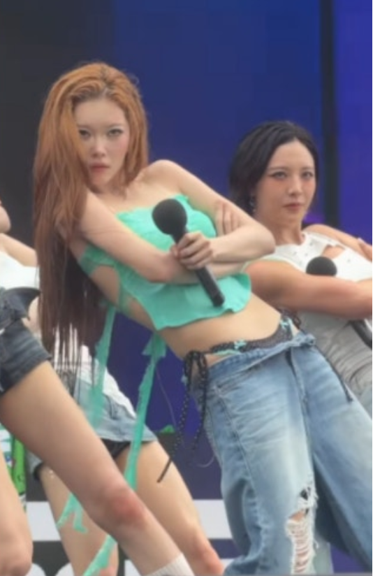 빌리 츠키 워터밤 패션 논란 젖은 청바지가 내려간 장면과 새깅 스타일 사이