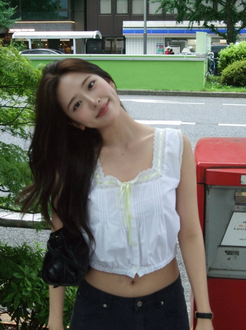 IVE An Yu-jin's Instagram Fashion: Japan Travel Outfit, Blouse, and Capri Pants Information