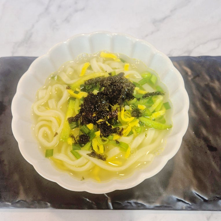 라면 끓이는 것만큼 쉬운 초간단 칼국수 끓이는 법 치킨스톡 하나면 국물까지 끝 냉동칼국수....