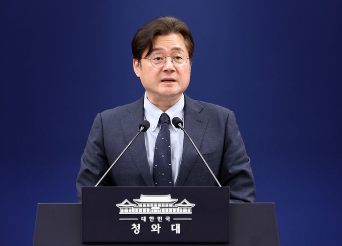 나선 청와대 <b>비서실장 강훈식</b>과 정무수석 홍익표 프로필