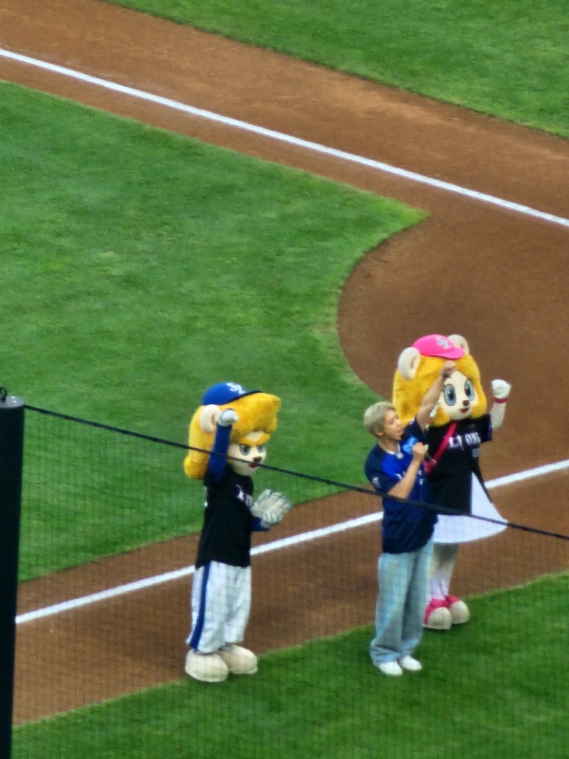 July 30th at Lions Park!! EXO Chanyeol's First Pitch for Samsung Lions vs. KIA Tigers Game!!