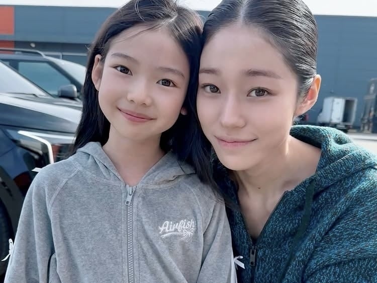 Noh Yoon-seo Reunites with Child Actress Choi Soyul from "Donggung"... A Sweet Smile from "Young Saenggang" in Her Arms