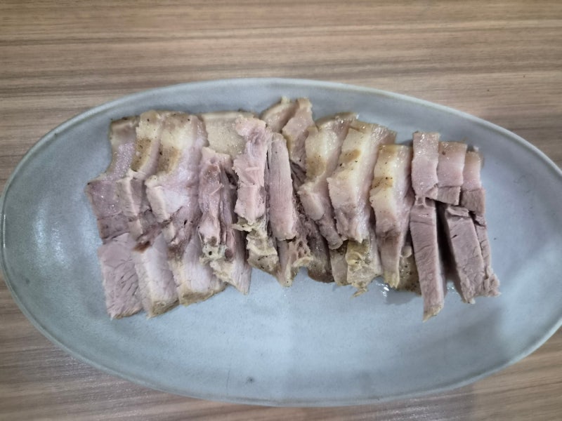 [요즘 핫한 레시피] 강레오 수육찜 만들기  마장동 앞다리살 & 명태회무침의 미친 조합!