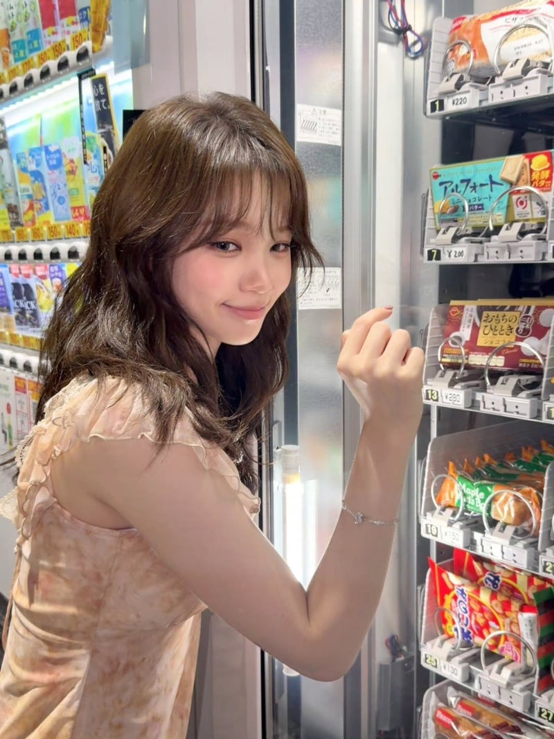 260729 Le Sserafim Kim Chaewon's Instagram: Sleeveless Blouse Info | TheBarnett Sena Sheer Lace Sleeveless