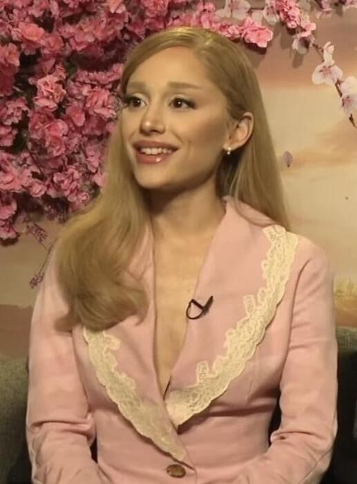 팝의 여왕에서 스크린의 글린다까지, 아리아나 그란데의 성장과 대표작 총정리