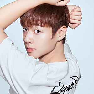 슈퍼드라이 박지훈 컬렉션 출시 후드집업 반팔티셔츠 모자 화보
