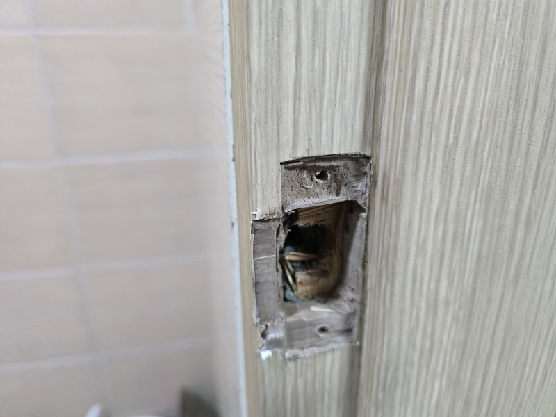 원주 화장실 문 손잡이 고장, 직접 고치려다 더 망가졌다면? 무실동 원룸 문고리 교체 수리 ....
