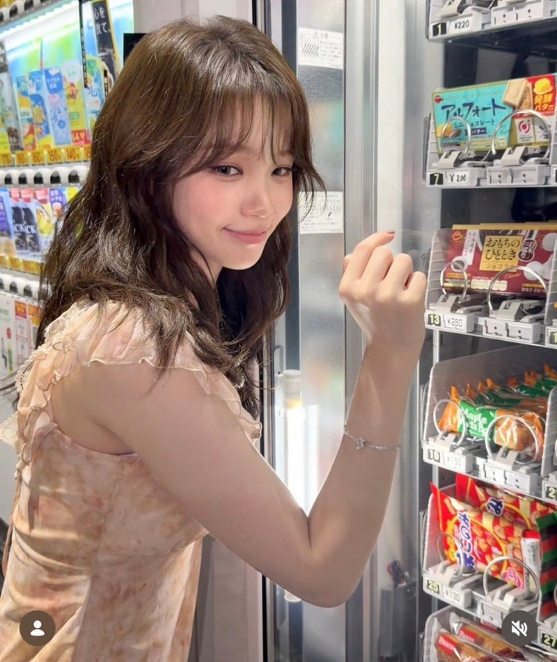 LE SSERAFIM Chaewon's Unexpected Look! Her Reversal of Innocent Charm in Casual Wear Revealed