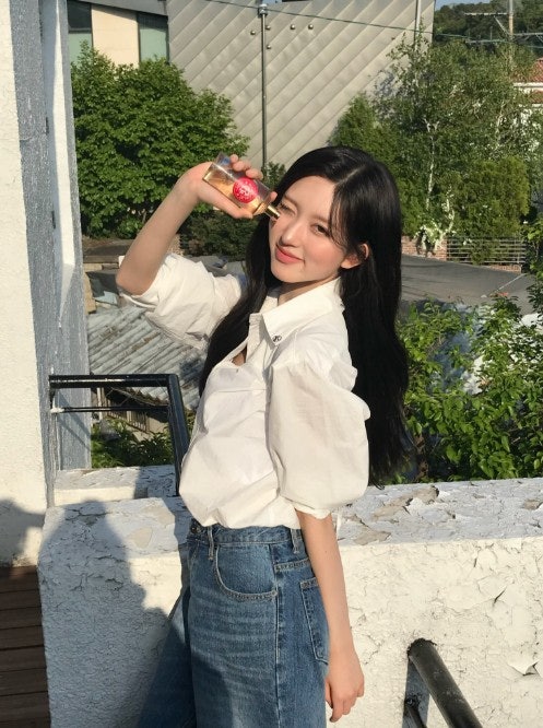 "아이브 가을 인스타 터졌다고?" 흰 셔츠 청바지 패션 분석