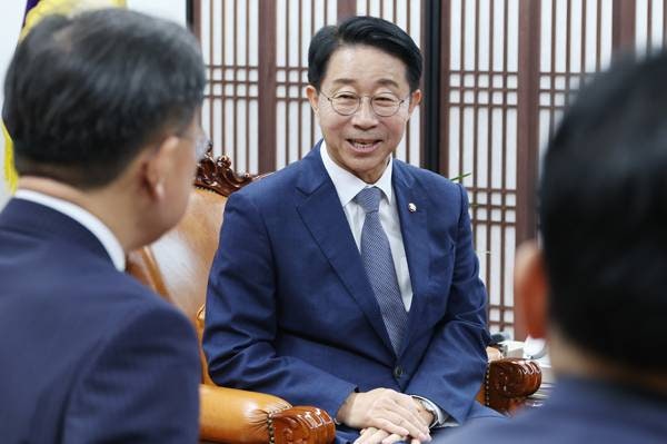 '李 연임 개헌' 의심 부른 조정식… 경향 "터무니없다" 중앙일보 "반헌법적"