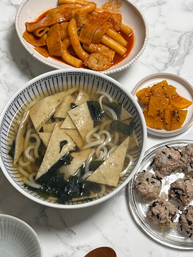 육퇴 후 늦은저녁 분식파티[ 시오콘부참치주먹밥, 일본st 우동, 밀키트 형부떡볶이 그리고 ....