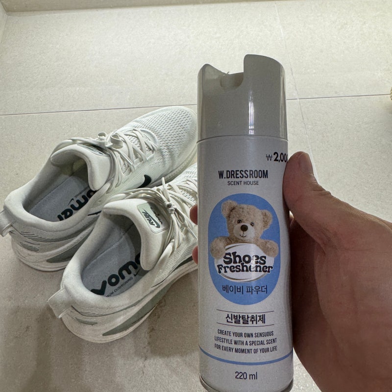 다이소 신발탈취제 2,000원의 행복, 꿉꿉한 운동화 냄새 베이비파우더 향으로 싹 잡은 내돈내....