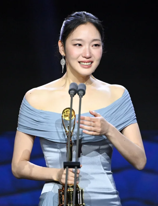 <b>김고은</b> 청룡시리즈어워즈 <b>대상</b> 전격 <b>수상</b>! 눈물의 소감과... 