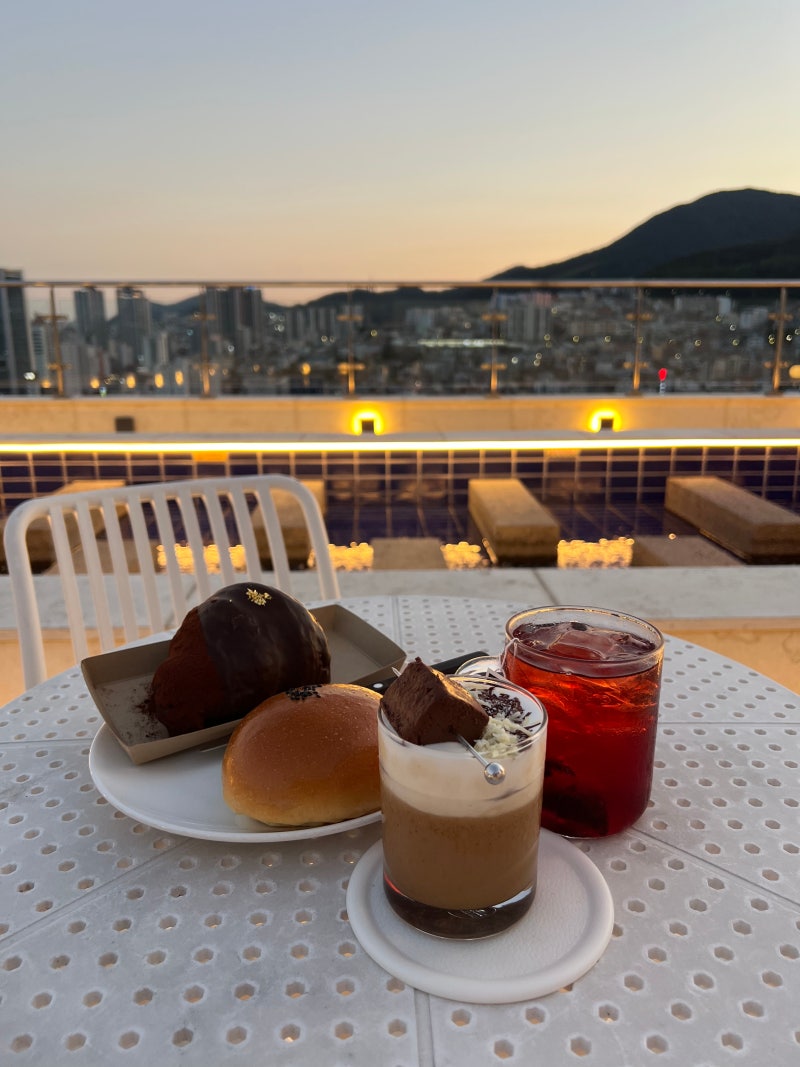 부산 동구 뷰가 예쁜 대형카페 아브니르 주차 야경 솔직후기