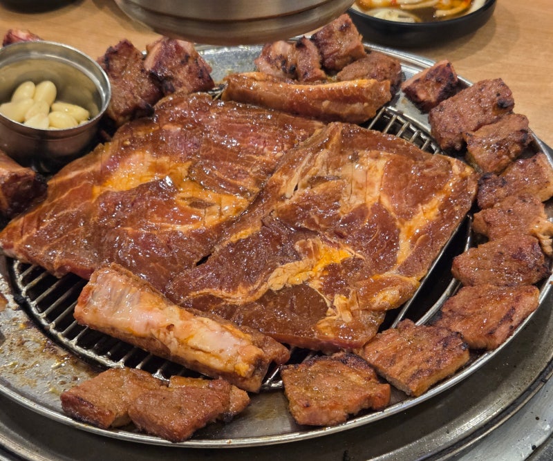 흥부골숯불돼지왕갈비 사가정 맛집 내돈내산 가족 외식 고기구워주는 갈비집