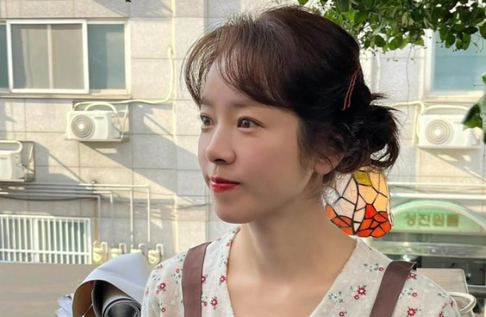 한지민, 최정훈과 결별설 부인 후 밝은 근황…얼굴만 한 술빵 들고 동안 미모