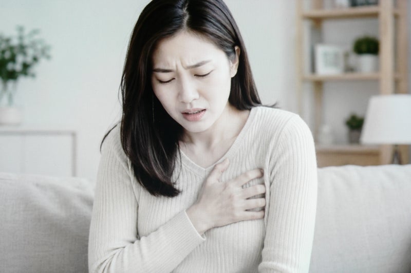 여자왼쪽가슴통증 계속된다면? 원인부터 대처법까지