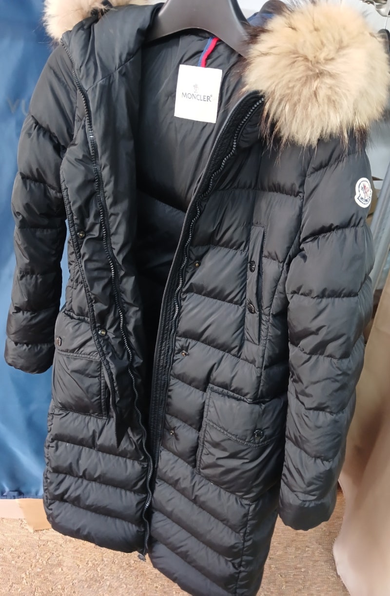 오래착용으로 색바랜 몽클레어 롱패딩 세탁 복원 염색 지퍼수선 압구정 깔끄미명품세탁